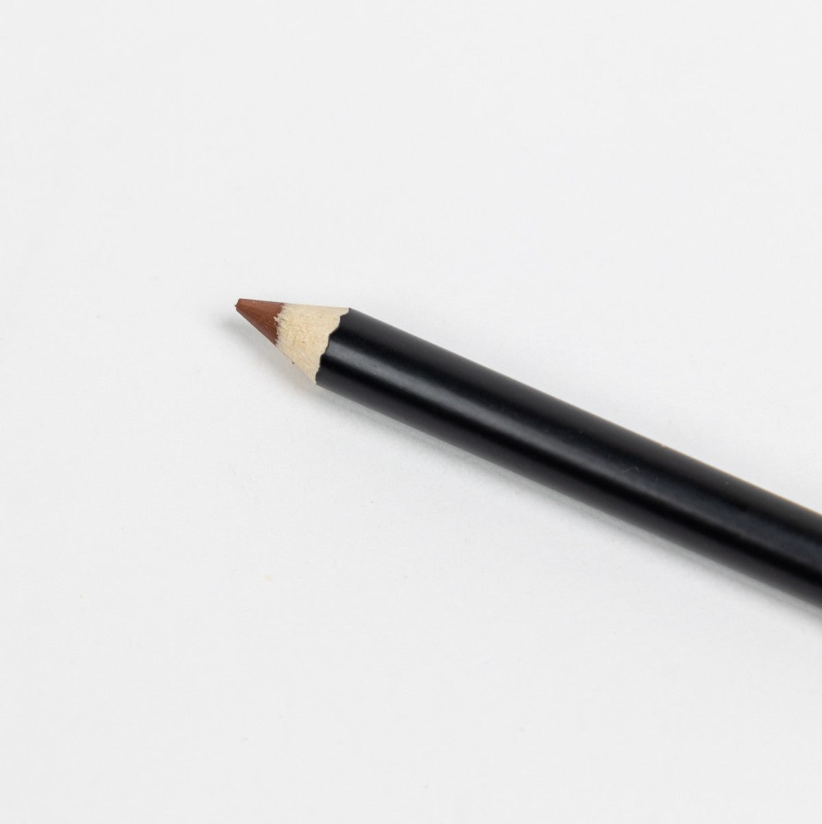 Define your lips with the Trop™ Viral Waterproof Nude Lip Liner. Smudge-proof, long-lasting, and perfect for creating a flawless nude lip look. Stay confident all day with precise, natural definition.